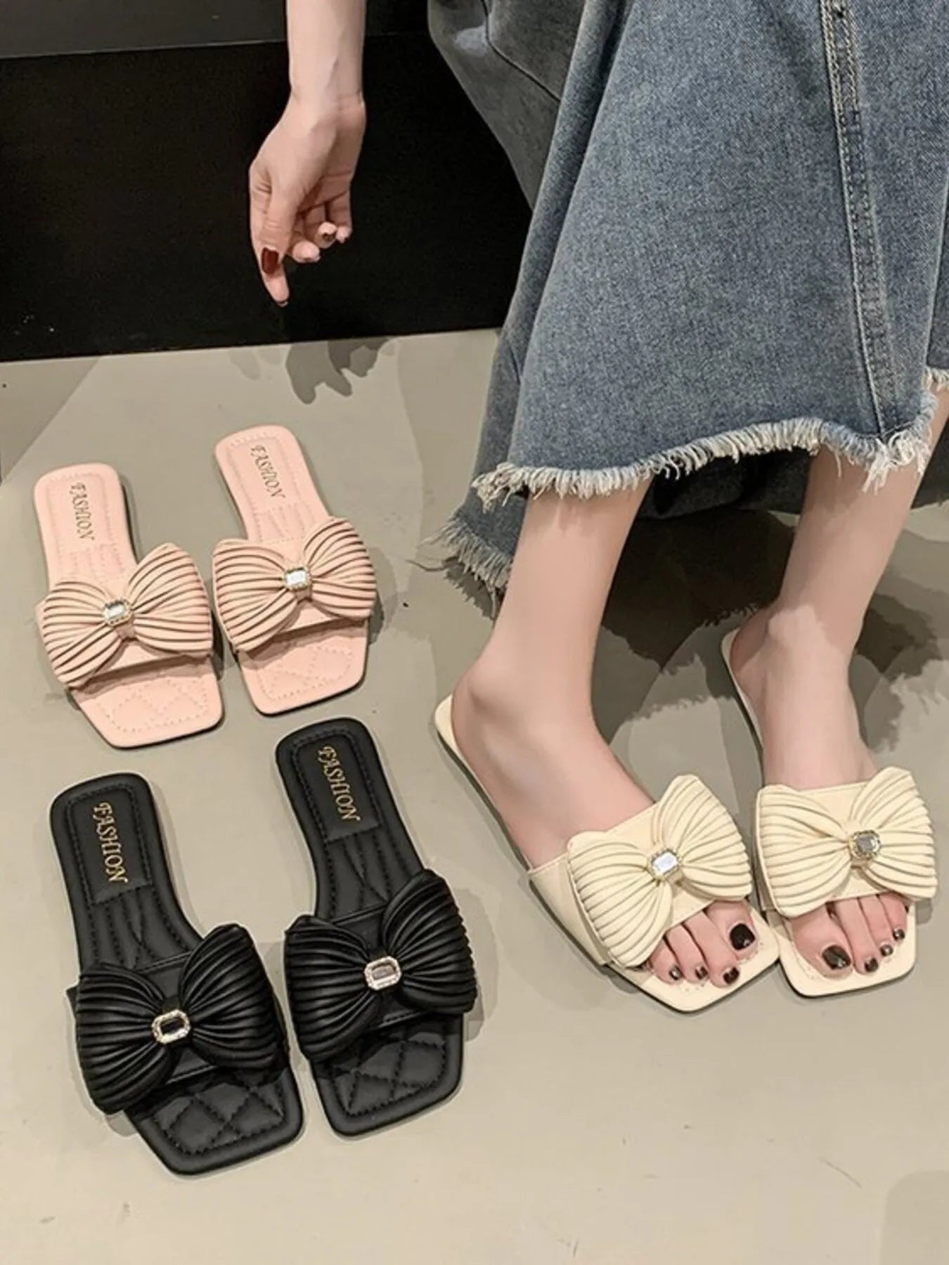 Black bow knot flat sandals for women, featuring a chic bow detail and comfortable flat sole, ideal for casual summer outfits