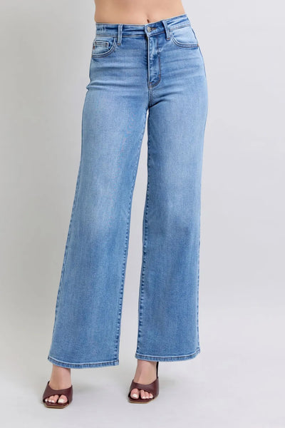 Front view of Judy Blue Full Size Wide Leg Jeans with Pockets.